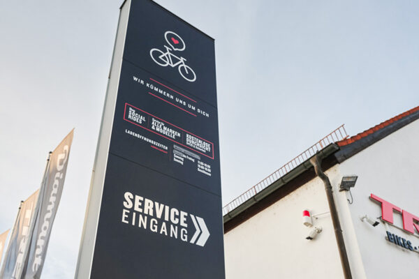 sessner-trek-01 Werbeschild und Leitsystem vor Geschäft Außen