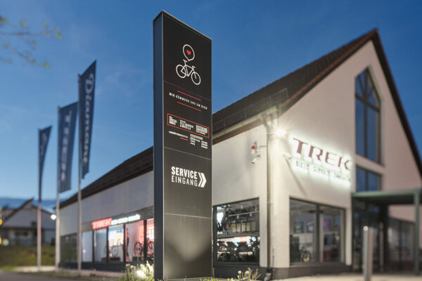 sessner-trek-02 Bild von einem Gebäude eines Fahrradhändlers bei Nacht